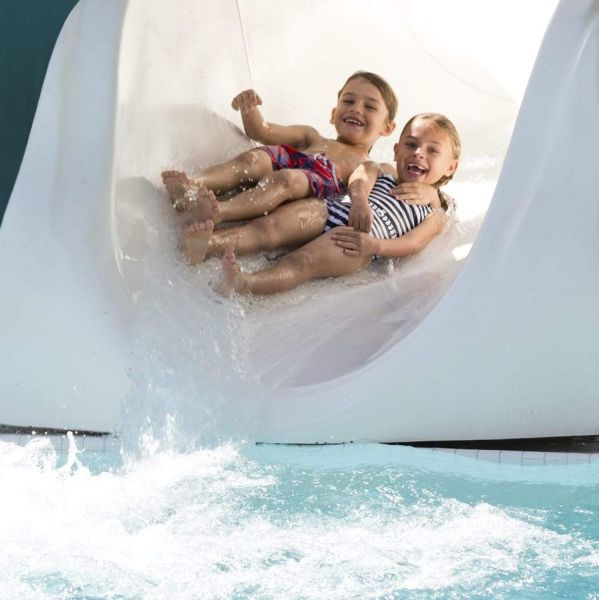 Lifestyle_Kids-on-Water-slide_Peter-Arnell